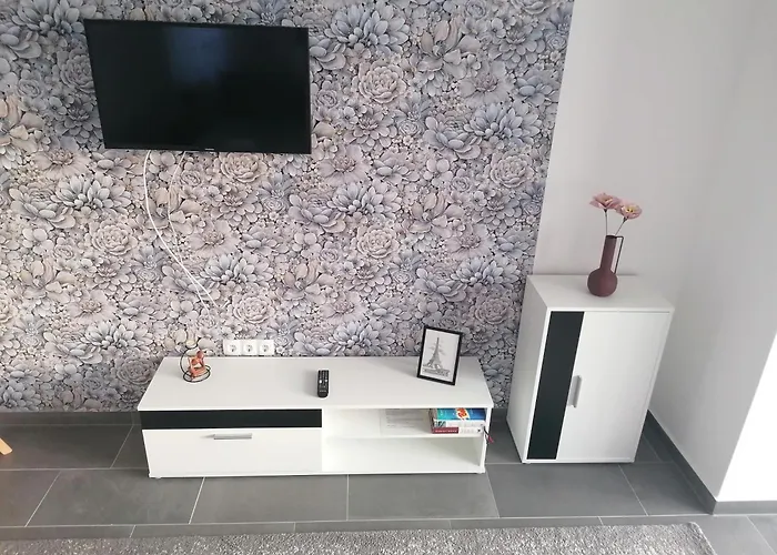 Leona Penzion Gyenesdiás